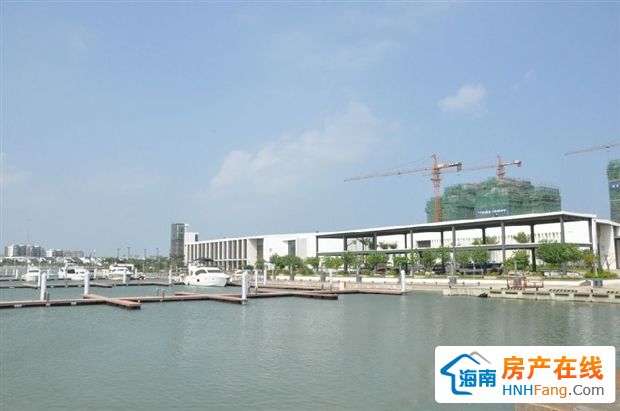 海口“十二五”规划将新埠岛视为“北拓”重区,将打造滨江傍海、生态优美的高端休闲度假区。海新桥、新埠桥、心动桥这3桥连接海甸岛、中心城区、江东组团3大城市重点板块。海南之心位于海口市新埠岛国际游艇会北侧,与海甸岛隔江相望,坐享便利地界。13路、18路、19路、44路公车均可到达,5分钟感受海甸岛成熟人文岛居氛围,10分钟融入国贸核心商圈,20分钟抵达美兰国际机场,生活在“彼岸”,省时生活圈亦可轻松营造。