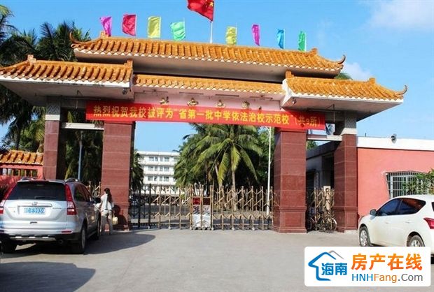 项目距高铁万宁站仅有100米,坐高铁60分钟可达海口美兰机场,到三亚只