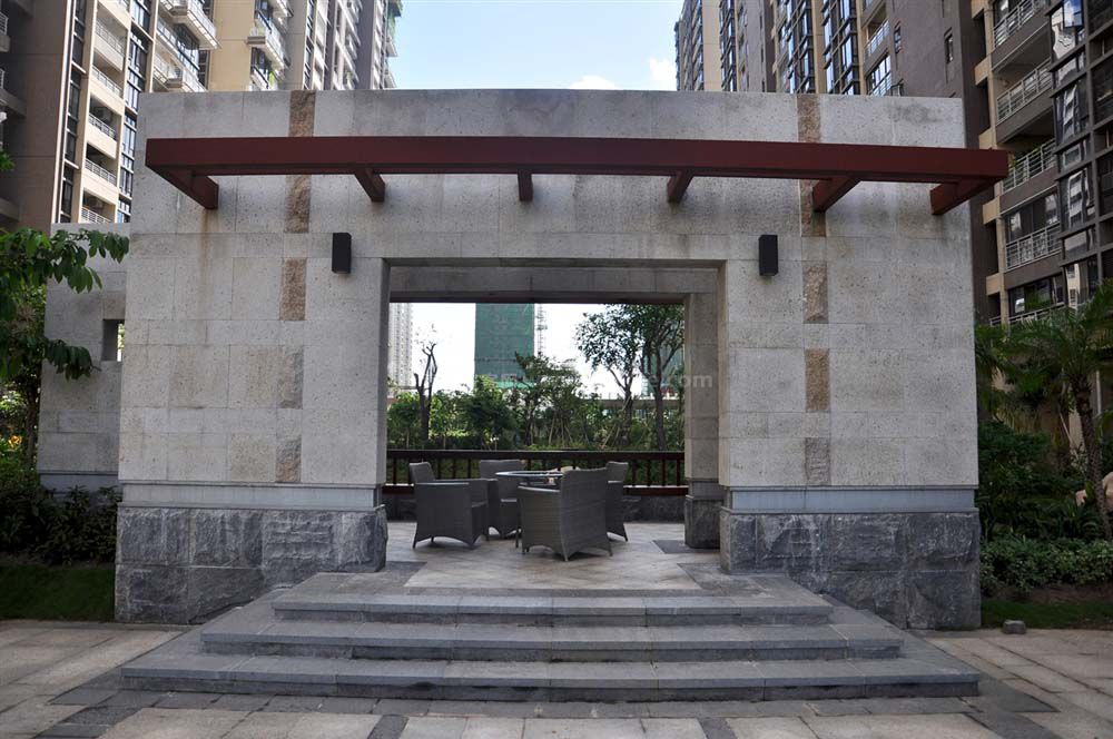 青石砖切成的凉亭