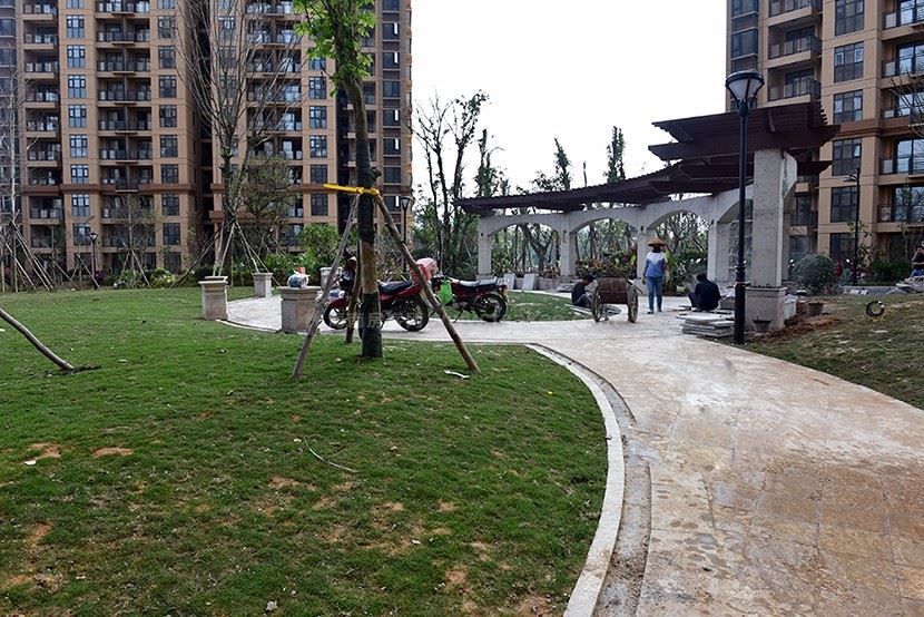 小区园林景观正在施工中