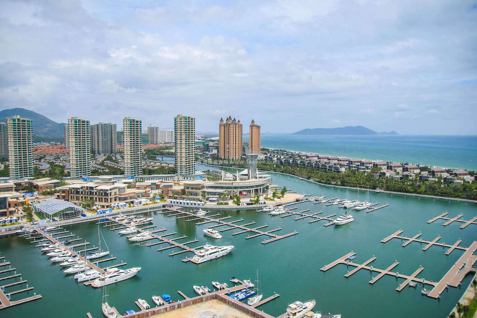 雅居乐清水湾 &nbsp; &nbsp; 清水湾位于海南岛的东南沿海,距三亚市不