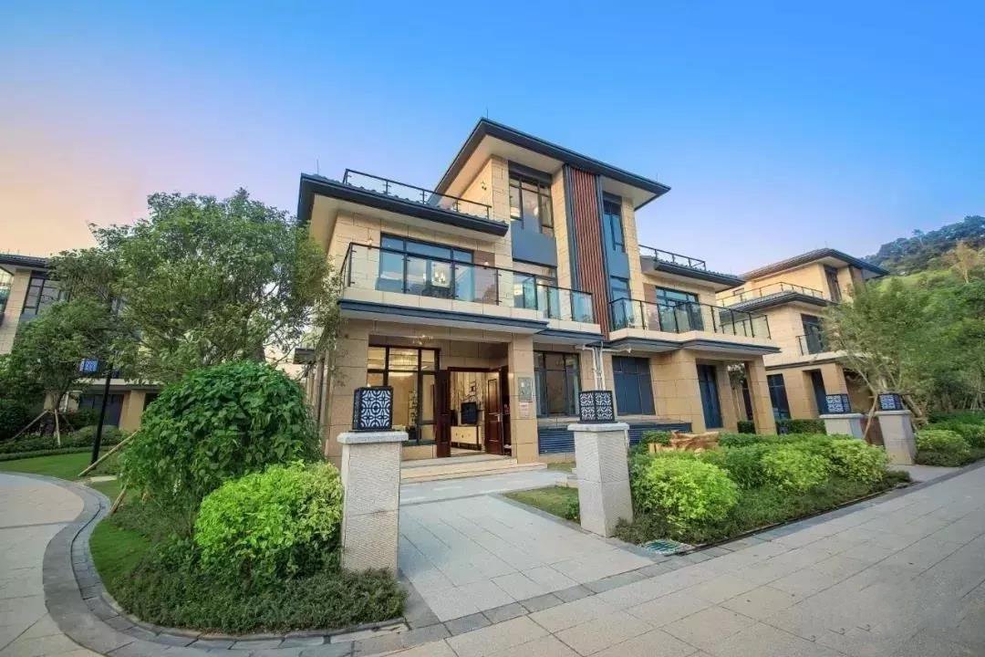 毗邻东江,背靠原生态山系:观音娘山;山环水养,玉带环腰;项目规建产品